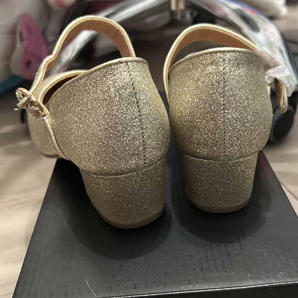 NWT- INC - Jade Beige Gold sparkly Shoe - Size 2 M - Picture 9 of 9
